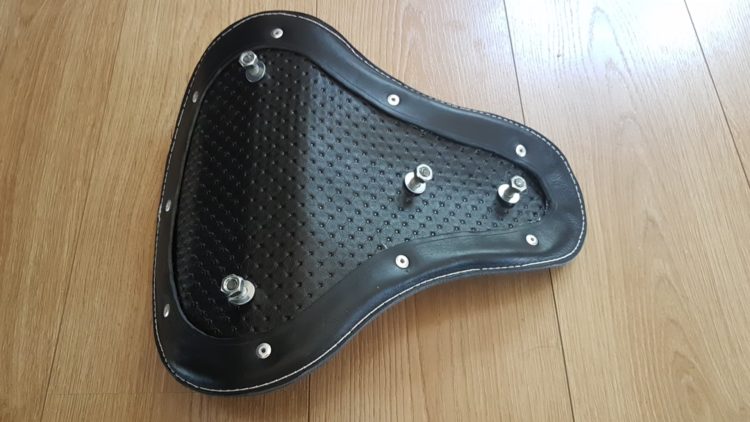 Selle-Moto-cuir-harley-davidson-hold-fast-rouge-damier-7-e1565306911737.jpg
