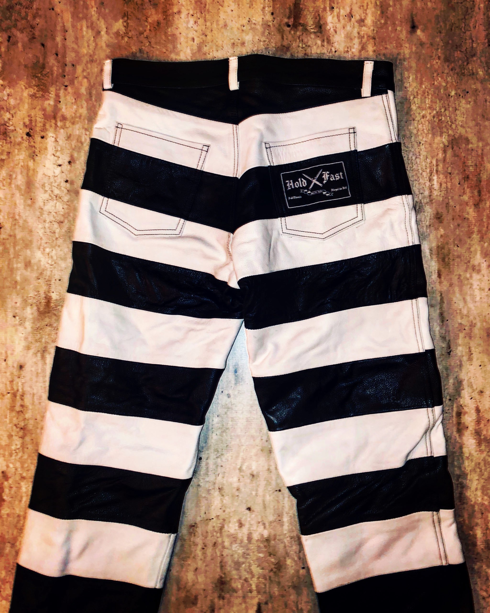 pantalon-prison-cuir-raye-scaled-1.jpg