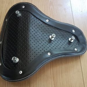 Selle-Moto-cuir-harley-davidson-hold-fast-rouge-damier-7-e1565306911737.jpg