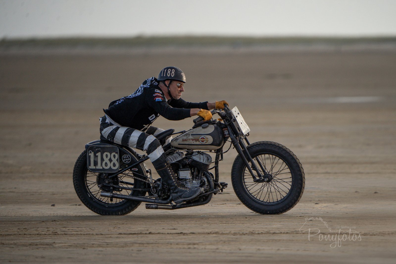 Chris Gregor &agrave; moto, portant la collection ray&eacute;e HOLD FAST