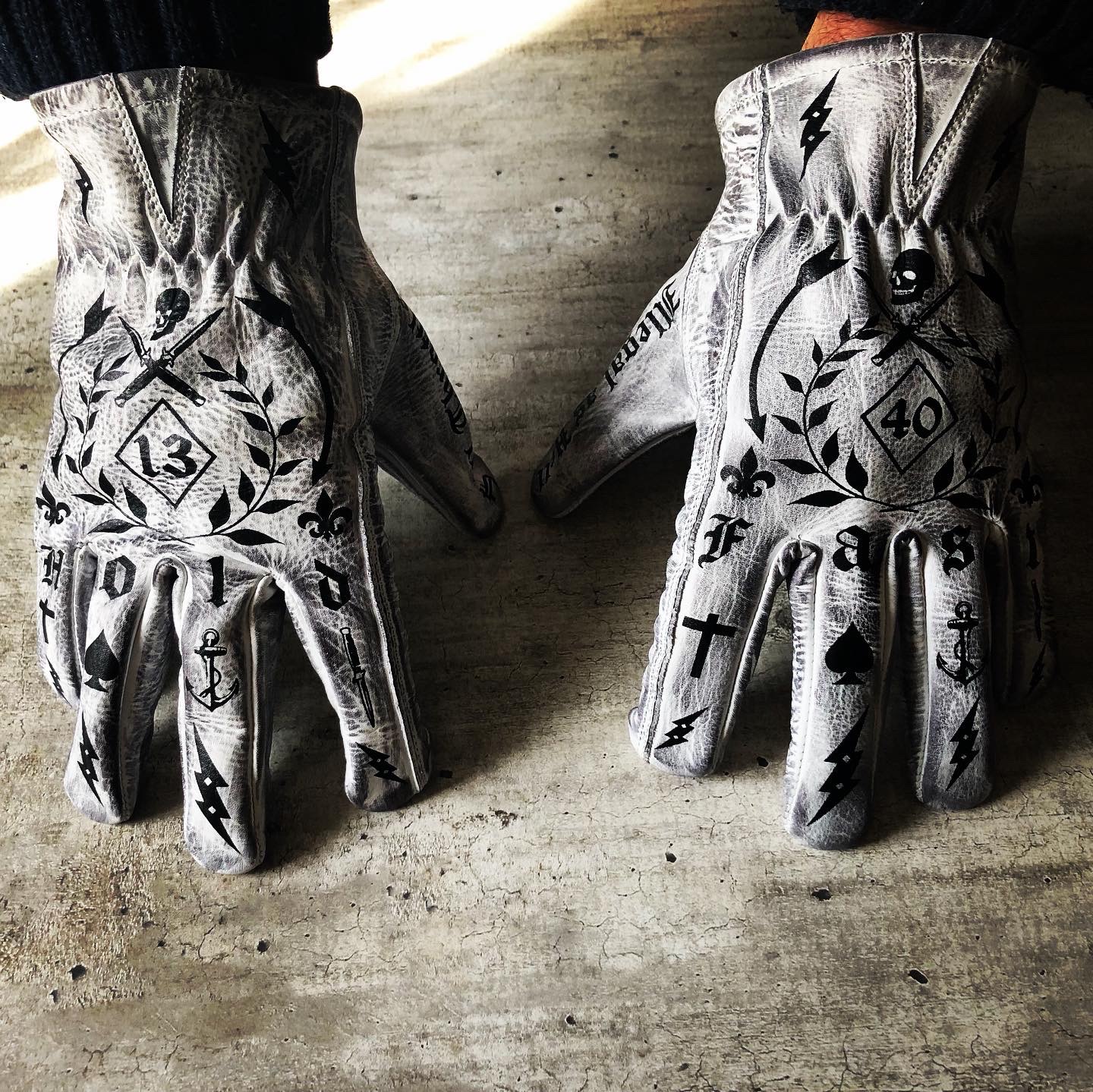 glooves-biker-tatoo-white-leather-holdfast-vintage-old-school-motorcycle-school-of-cool glooves-biker-tatoo-leather-holdfast-vintage-blancs-patines-1340