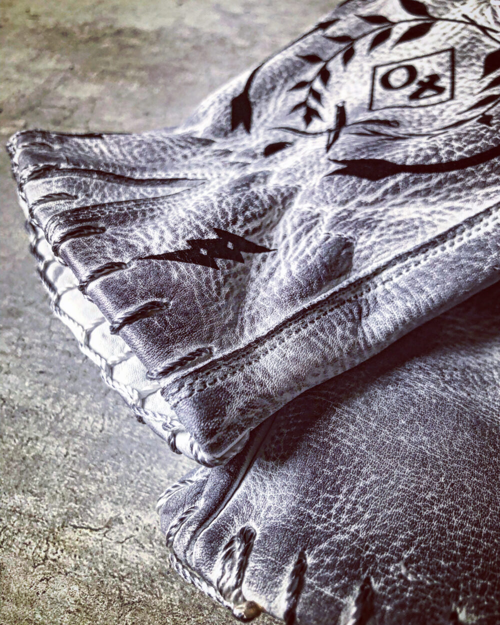 gants-cuir-biker-tatoo-leather-black-holdfast-blancs-vintage-pouce gants-cuir-biker-tatoo-leather-black-holdfast-blancs-vintage-poignets