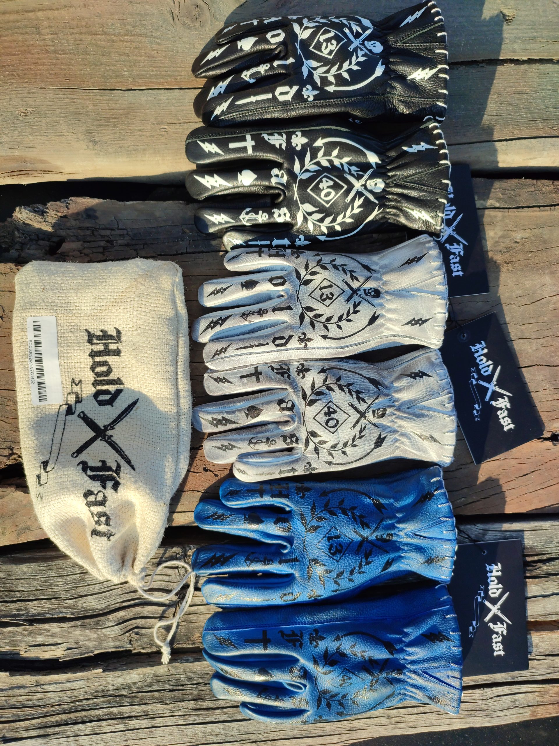 glooves-biker-tatoo-leather-holdfast-vintage (19) glooves-biker-tatoo-cuir-blanc-noir-bleus-holdfast-vintage-tatoués-pochette