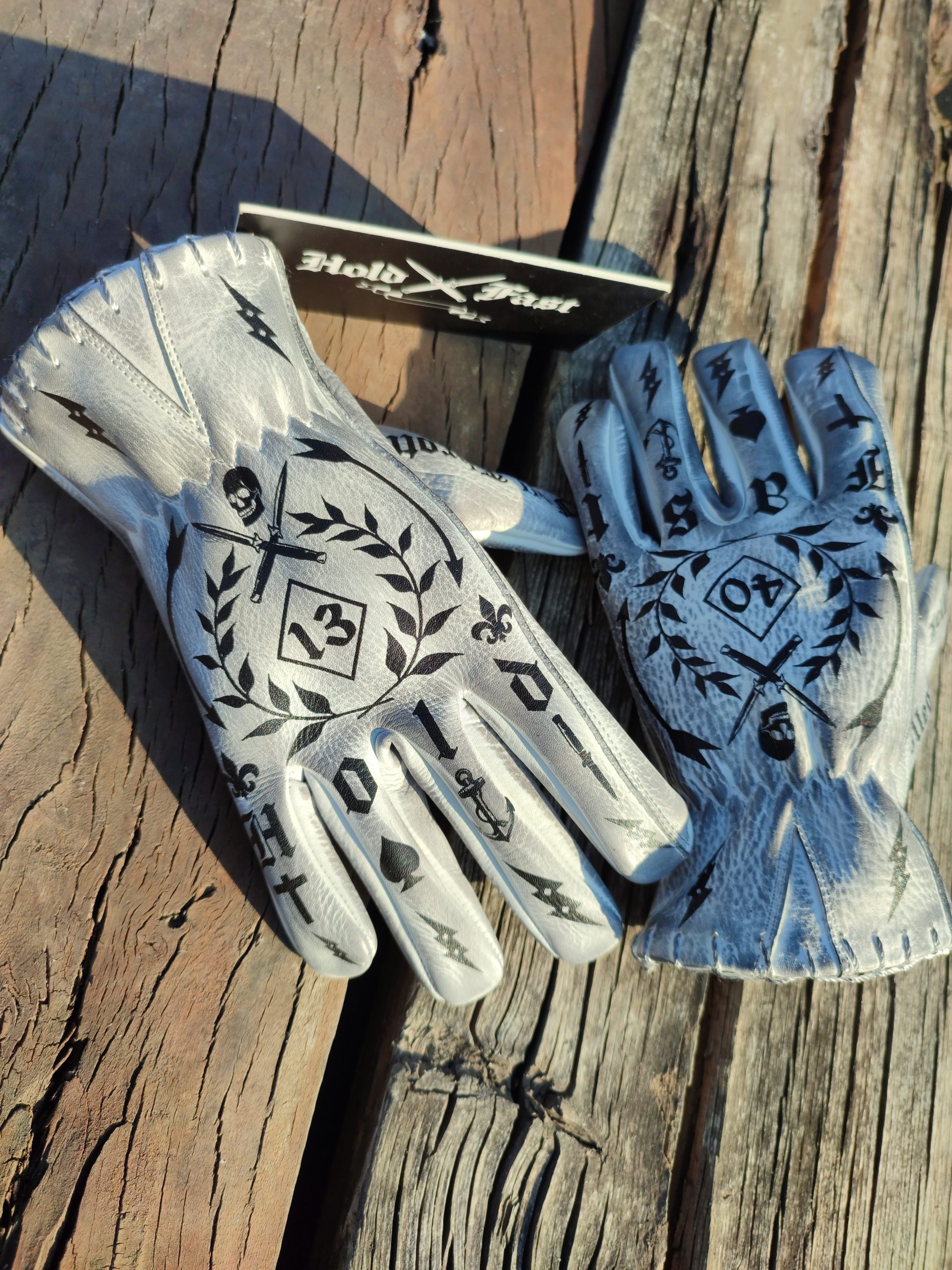 motorclycle-glooves-biker-tatoo-white-leather-holdfast-vintage-patined Gants-moto-biker-tatoo-leather-holdfast-vintage-blancs-patines-vue