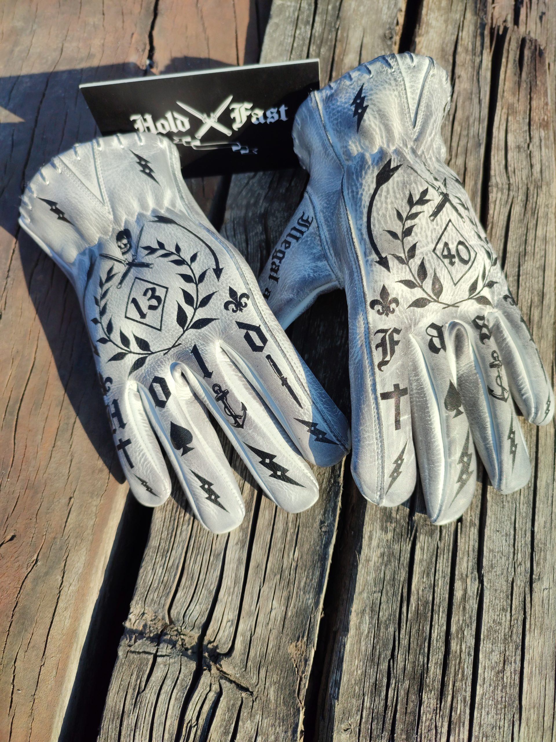 motorclycle-glooves-biker-tatoo-white-leather-holdfast-vintage Gants-moto-biker-tatoo-leather-holdfast-vintage-blancs-patines-dessus