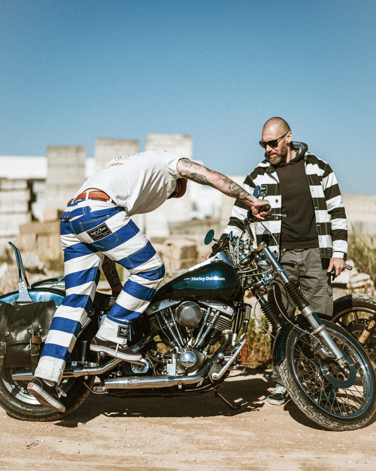 L’univers moto et denim rayé HOLD FAST